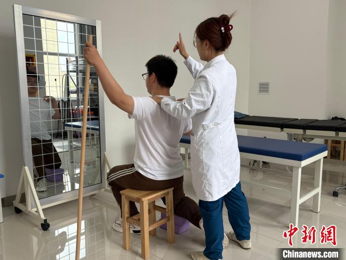 黑龙江:中西医结合治疗脊柱侧弯 助力青少年“挺直腰杆”